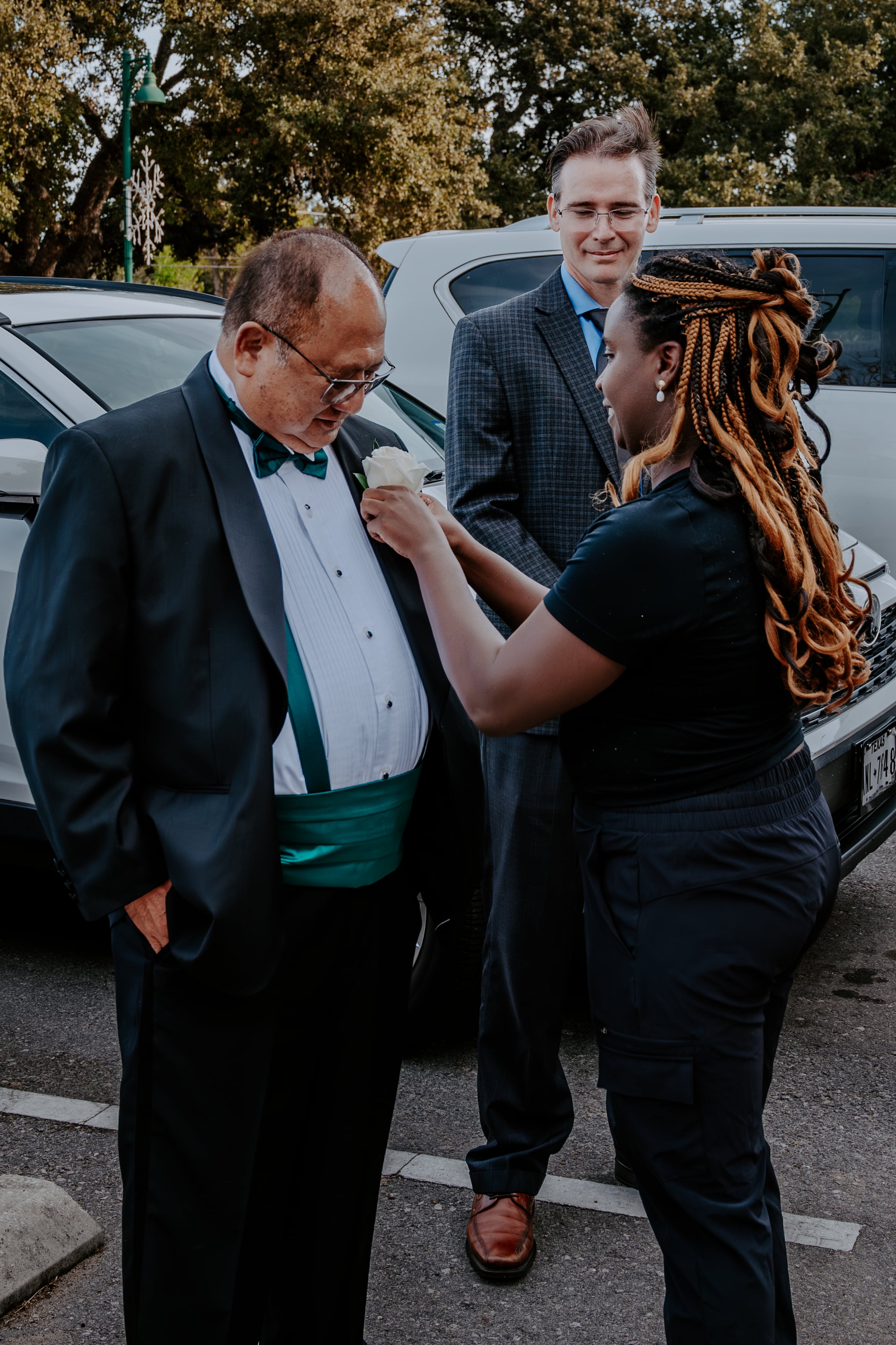 Wedding Planner pinning boutonniere on Grandfather of Bride Wedding Planner pinning boutonniere on Grandfather of Bride